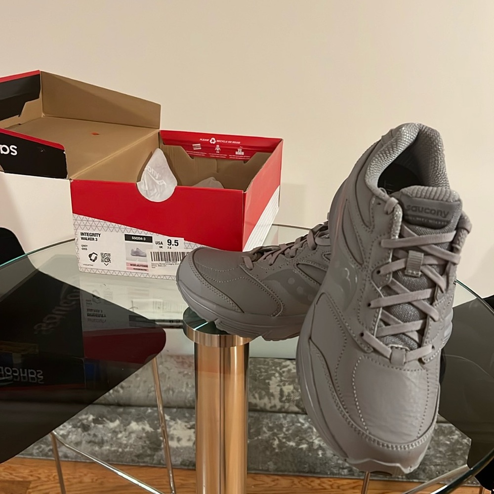 NEW Saucony sneaker light grey size 9.5 never worn